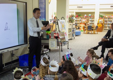 OKINAWAN MAYOR SHARES HIS THOUGHTS THROUGH BOOK READING AT KINSER ELEMENTARY SCHOOL / キンザー小学校で浦添市長が読み聞かせ ・・・  伝える思い