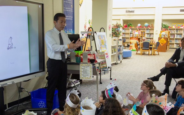 OKINAWAN MAYOR SHARES HIS THOUGHTS THROUGH BOOK READING AT KINSER ELEMENTARY SCHOOL / キンザー小学校で浦添市長が読み聞かせ ・・・  伝える思い