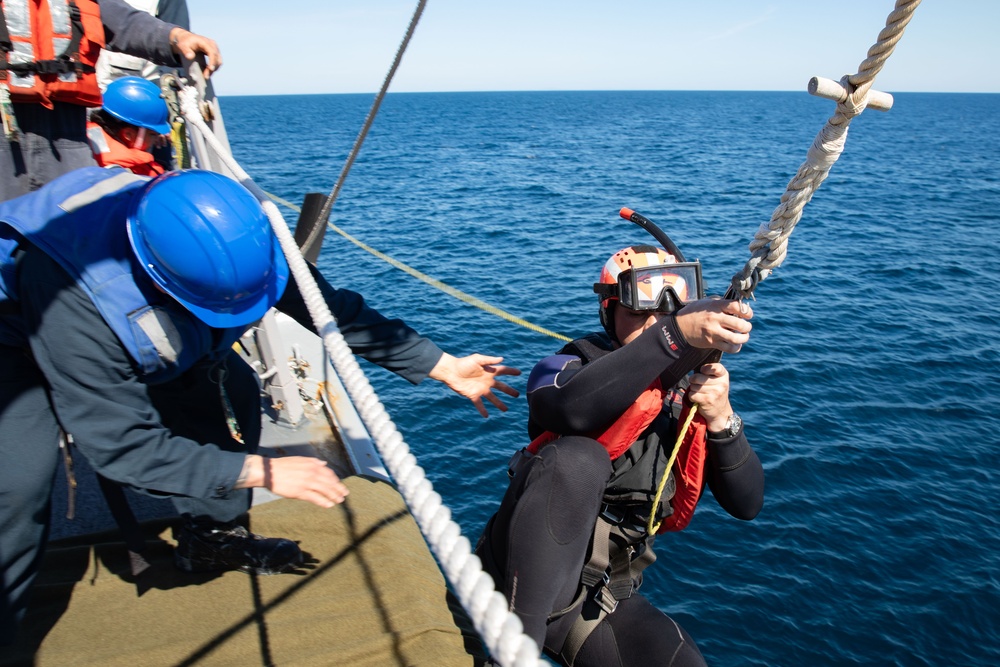 USS Paul Ignatius (DDG 117) Conducts Man Overboard Drill