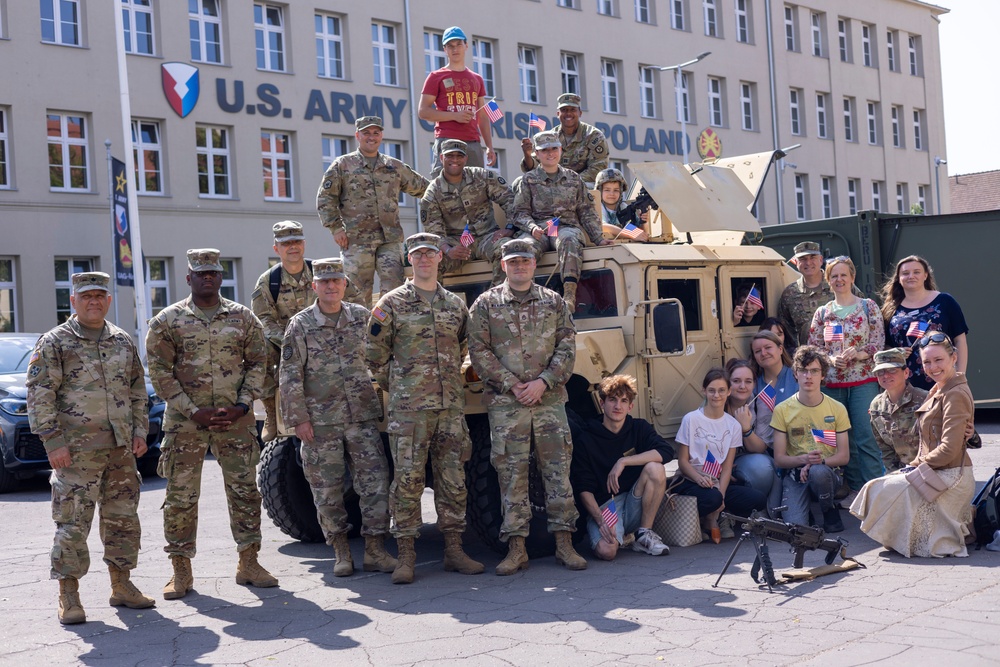 U.S. Army Garrison Poland, 317th MP Battalion invite Polish students to see military life