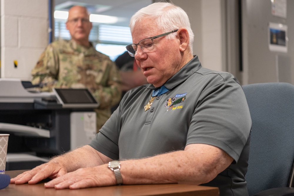 Medal of Honor recipient shares story with, expresses appreciation for Arnold AFB craft crews