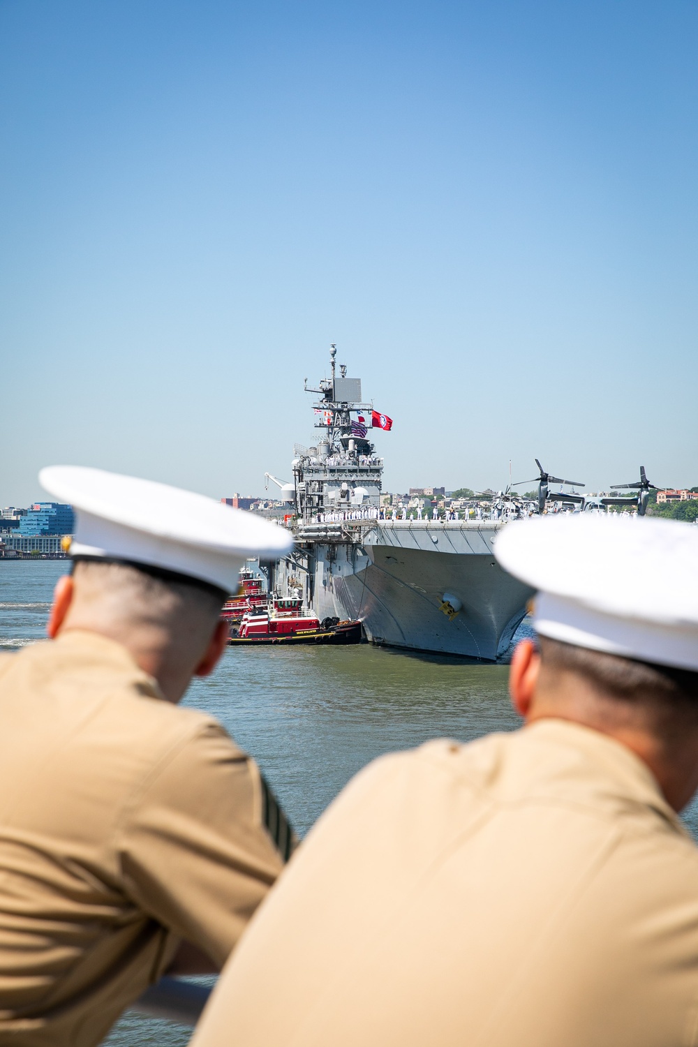 US Bataan pulls in to New York City for FWNY 2024