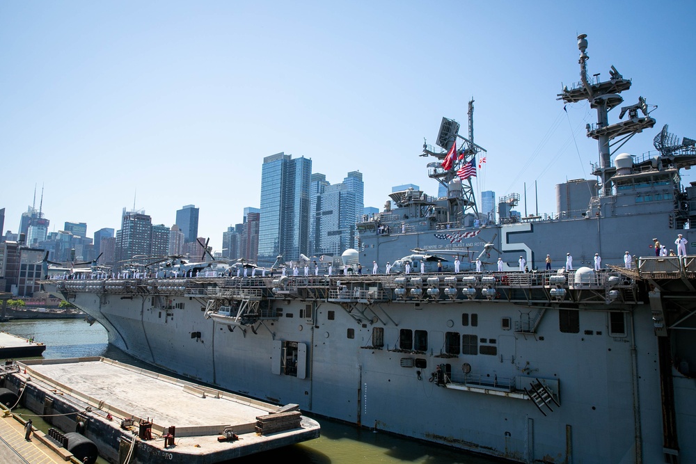 US Bataan pulls in to New York City for FWNY 2024