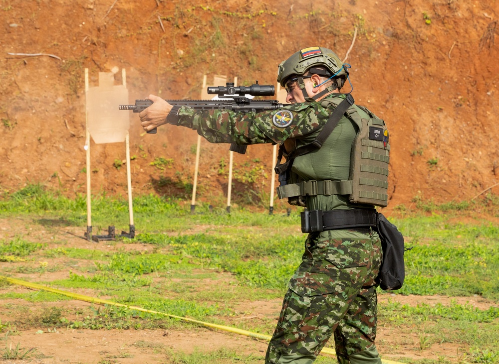 Competitors take part in Fuerzas Comando 24 Assaulter Course IV