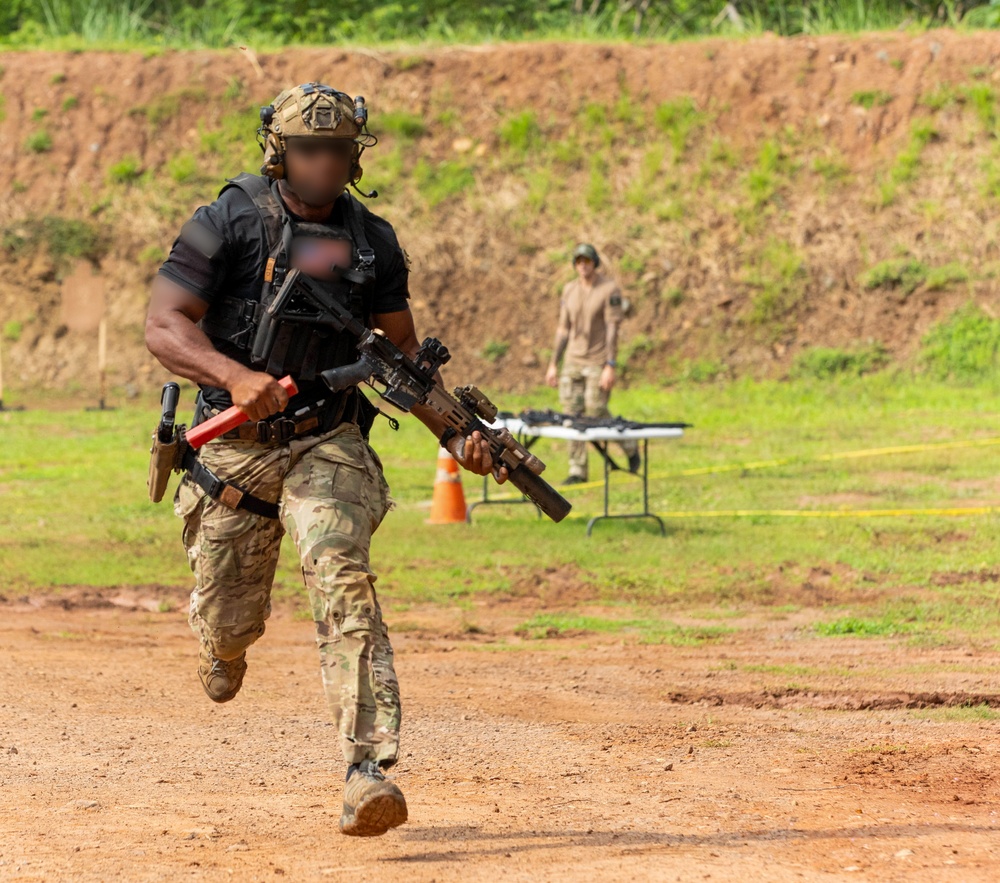 Competitors take part in Fuerzas Comando 24 Assaulter Course IV