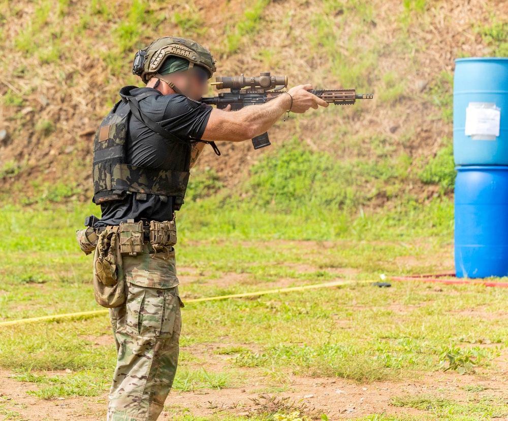 Competitors take part in Fuerzas Comando 24 Assaulter Course IV