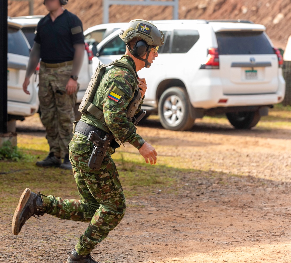 Competitors take part in Fuerzas Comando 24 Assaulter Course IV