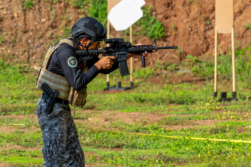 Competitors take part in Fuerzas Comando 24 Assaulter Course IV