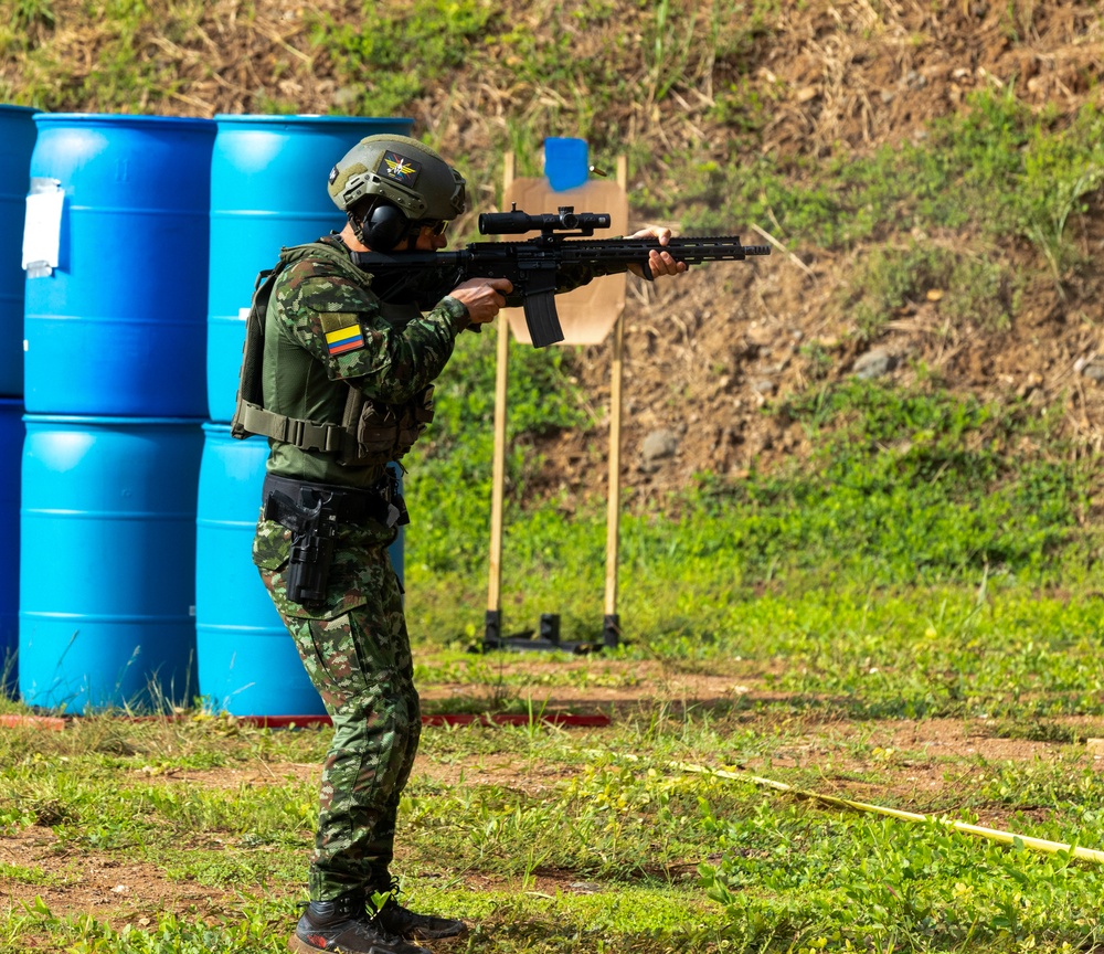 Competitors take part in Fuerzas Comando 24 Assaulter Course IV