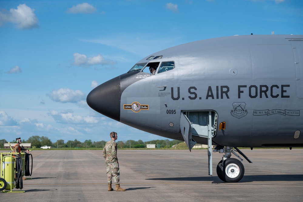 Pathfinders support 100th ARW with hot pit refuel