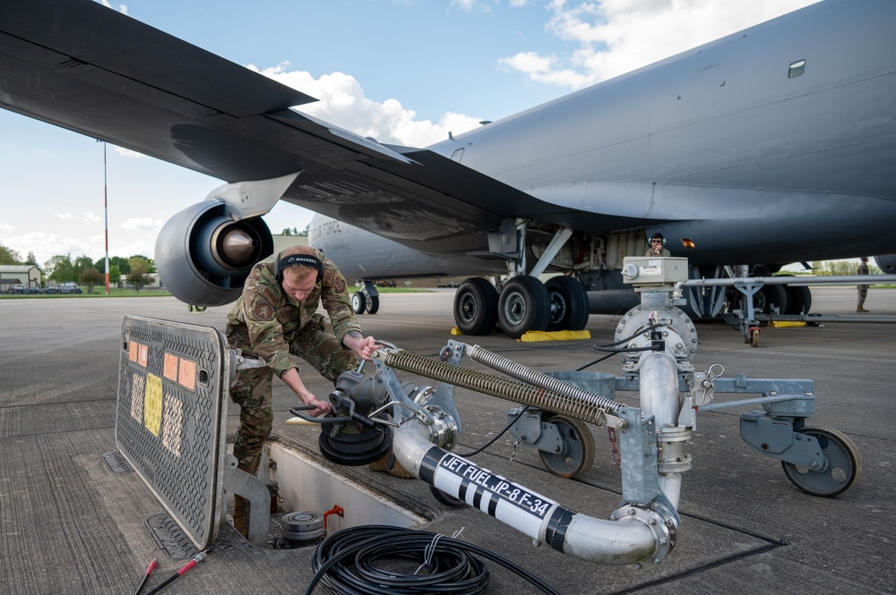 Pathfinders support 100th ARW with hot pit refuel