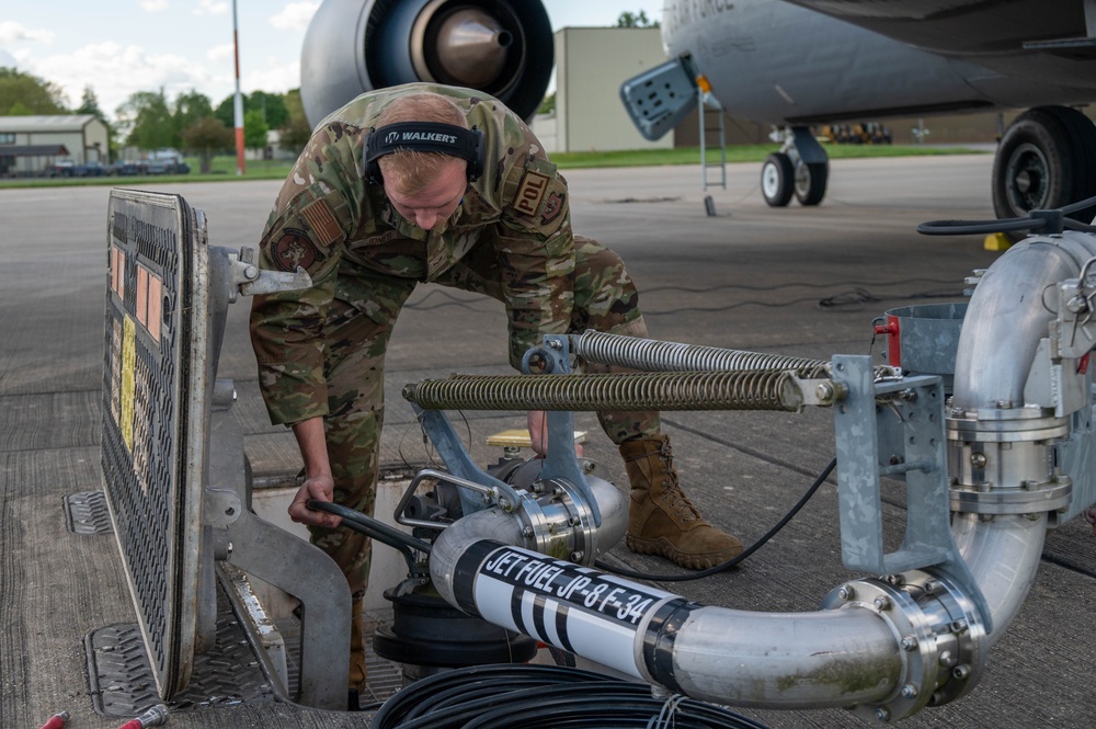 Pathfinders support 100th ARW with hot pit refuel