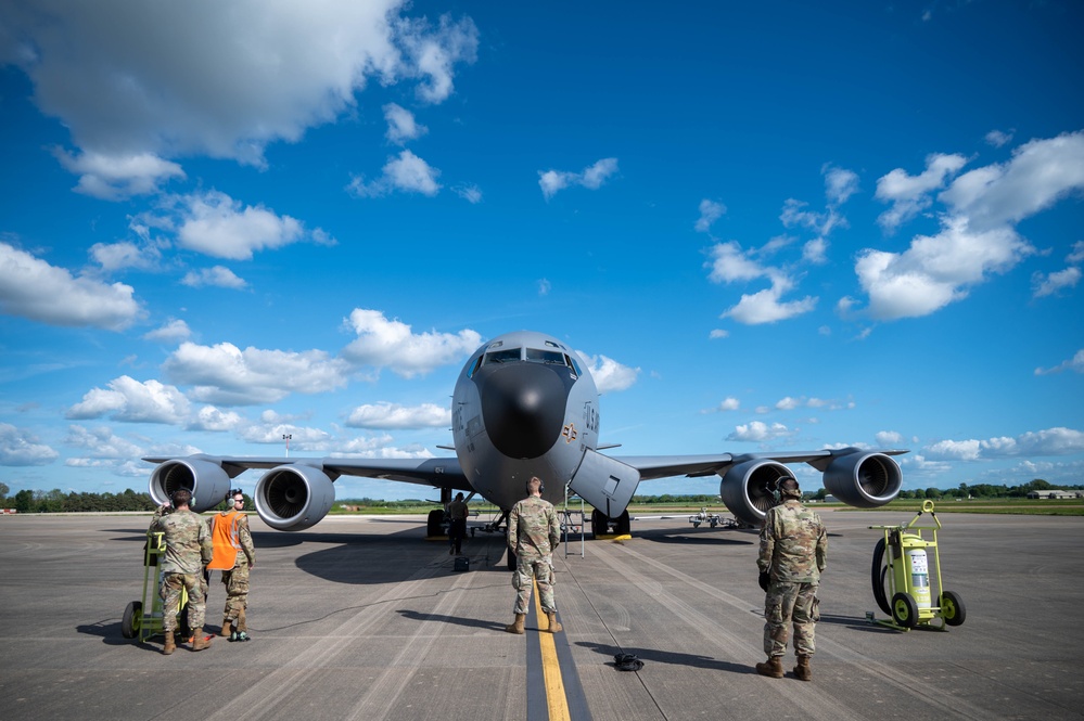 Pathfinders support 100th ARW with hot pit refuel