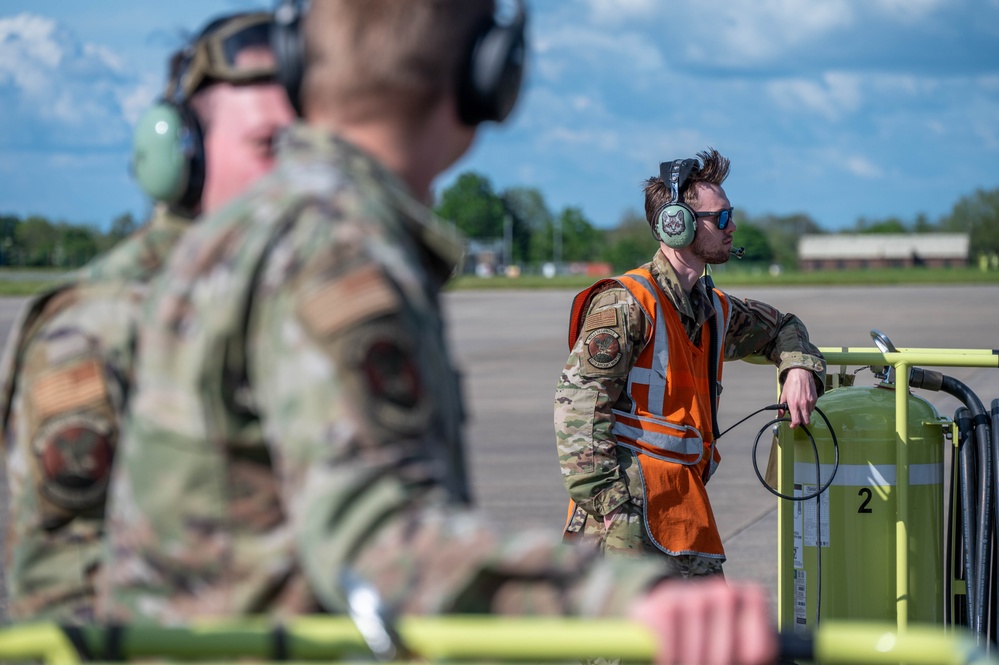 Pathfinders support 100th ARW with hot pit refuel