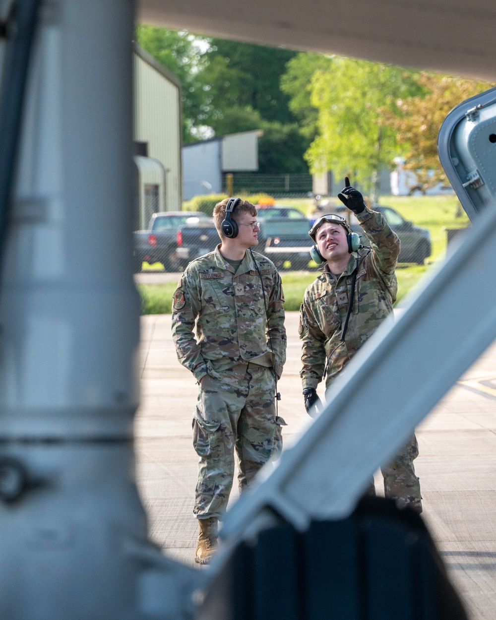 Pathfinders support 100th ARW with hot pit refuel