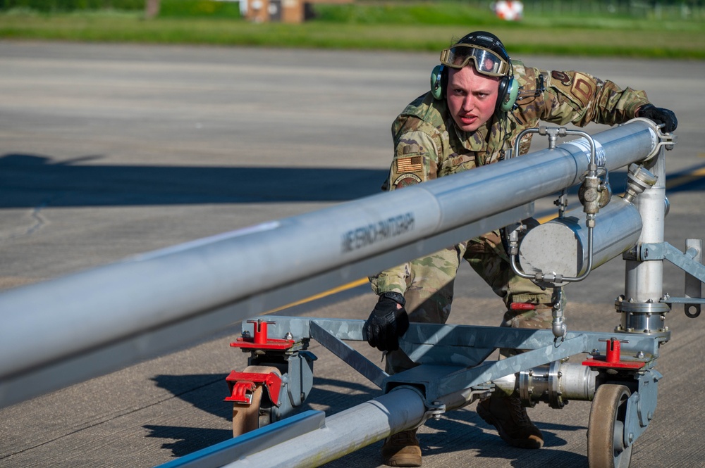 Pathfinders support 100th ARW with hot pit refuel