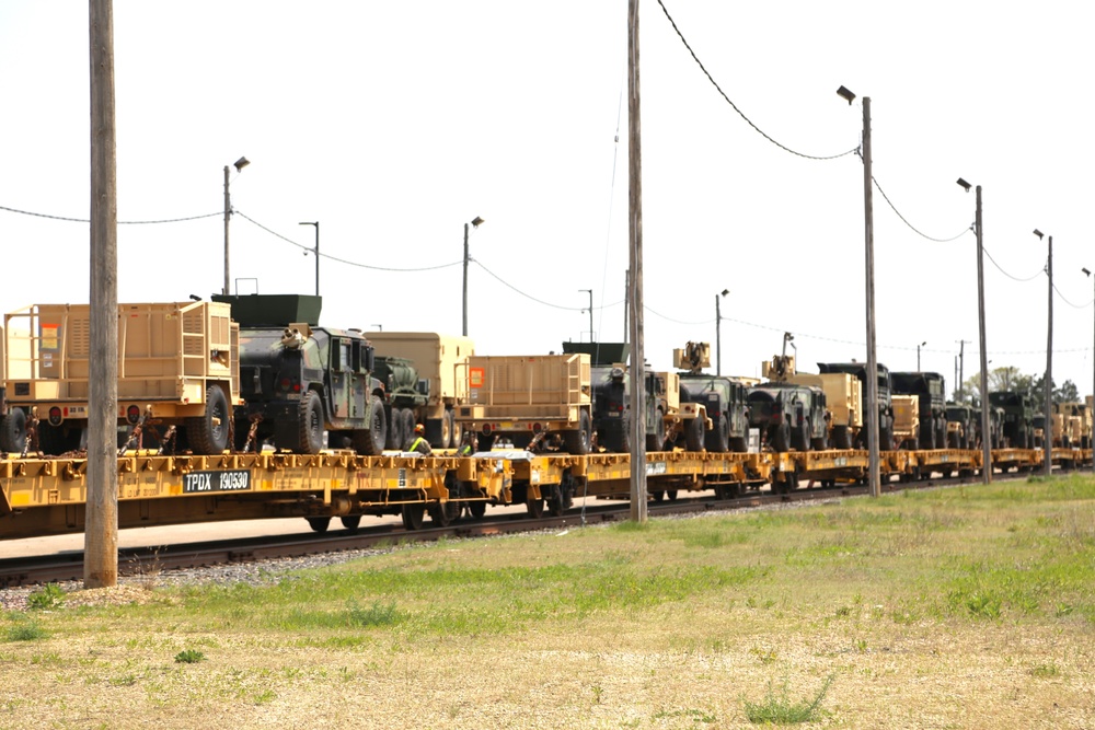 32nd Infantry Brigade Combat Team Soldiers complete ‘largest rail movement with civilian linehaul Wisconsin National Guard has ever done’