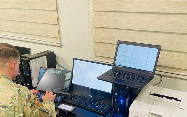 Experts from Army North and Furze Aérea Mexican 108th and 107th UH-60M helicopter squadrons participate in rescue hoist maintenance and operations exchange