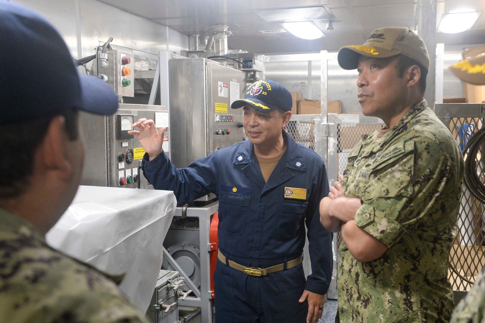 USS Kansas City (LCS 22) Hosts Commander, Naval Supply Systems Command