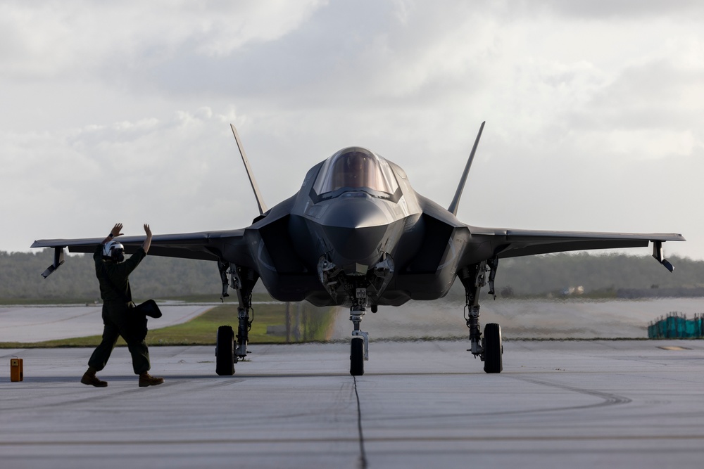 VMFA(AW)-224 and VMFA-121 execute aerial operations