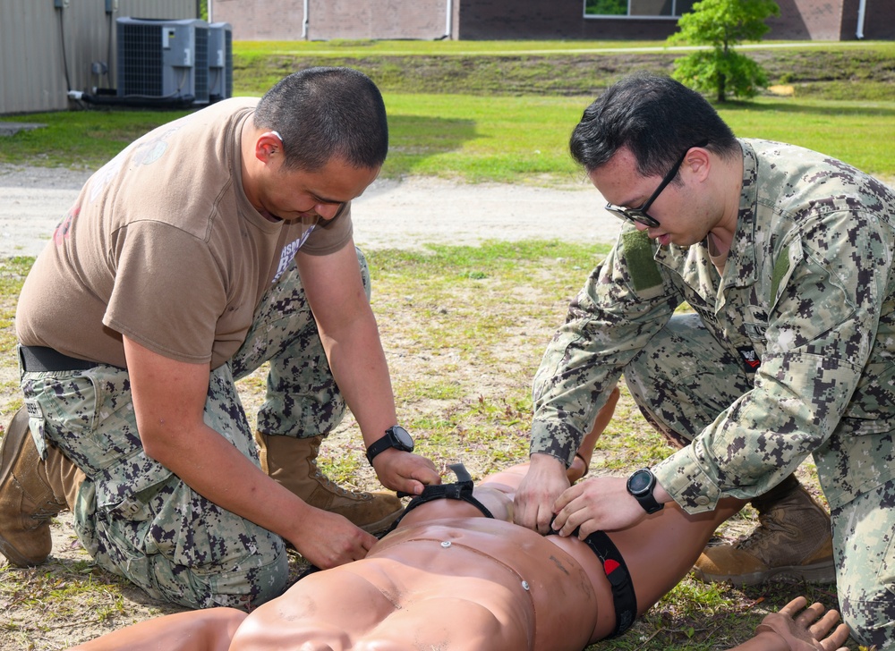 Sailors attend litter bearing/casualty assessment training course held by en-route care corpsmen assigned to 2nd Medical Battalion