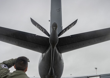 100th ARW refuels 5th BW B52