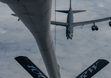 100th ARW refuels 5th BW B52