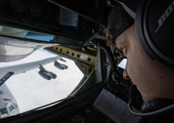 100th ARW refuels 5th BW B52