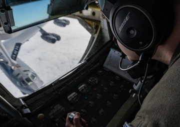 100th ARW refuels 5th BW B52