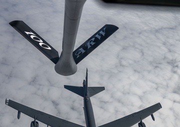 100th ARW refuels 5th BW B52