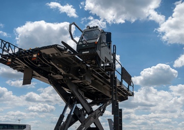 KC-46 hot-pit refueling &amp; cargo unload, Lethal Pride