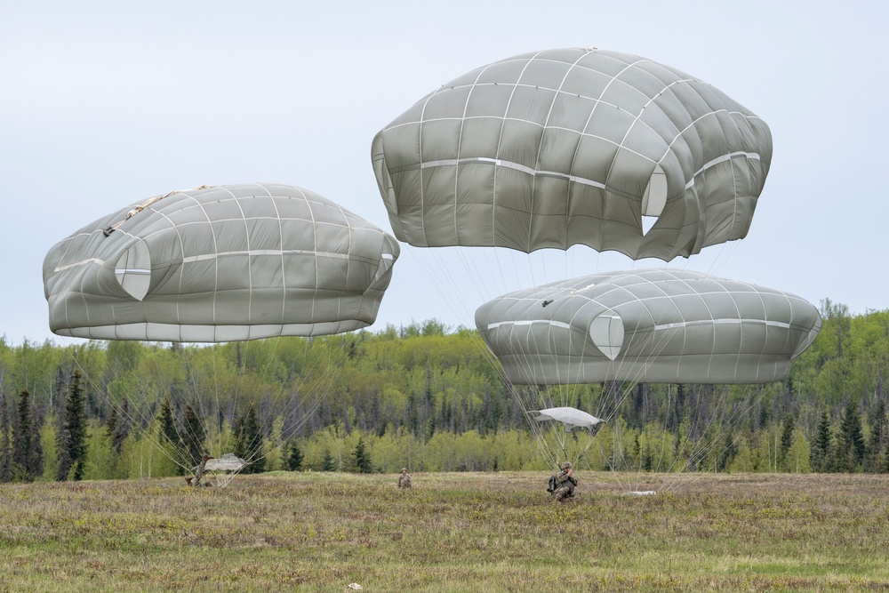 3-509th Paratroopers conduct memorial jump in honor of Gold Star Week