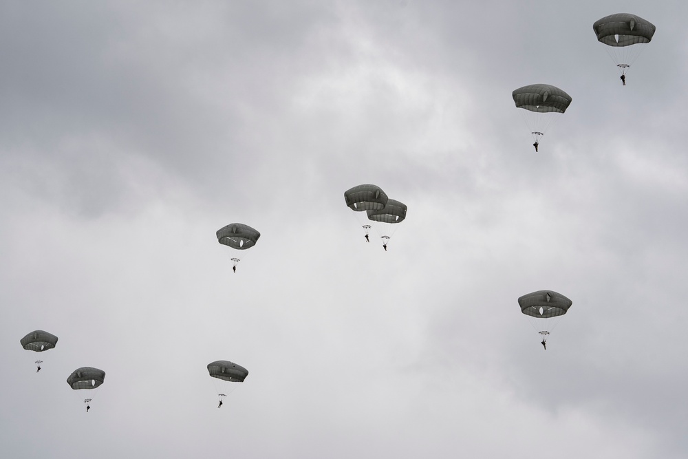3-509th Paratroopers conduct memorial jump in honor of Gold Star Week