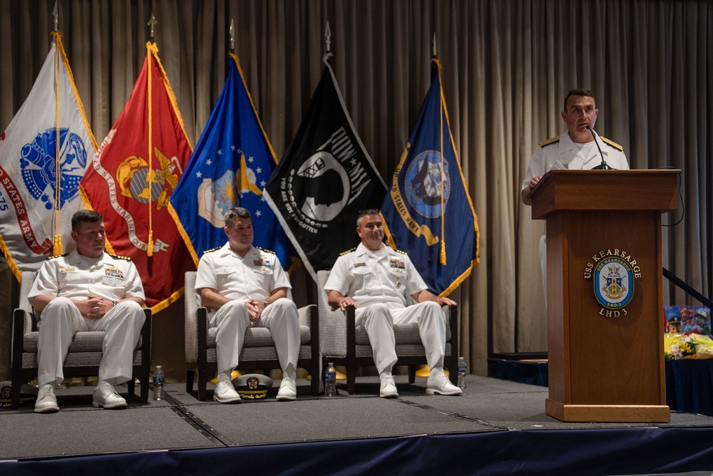 USS Kearsarge Holds Change of Command Ceremony