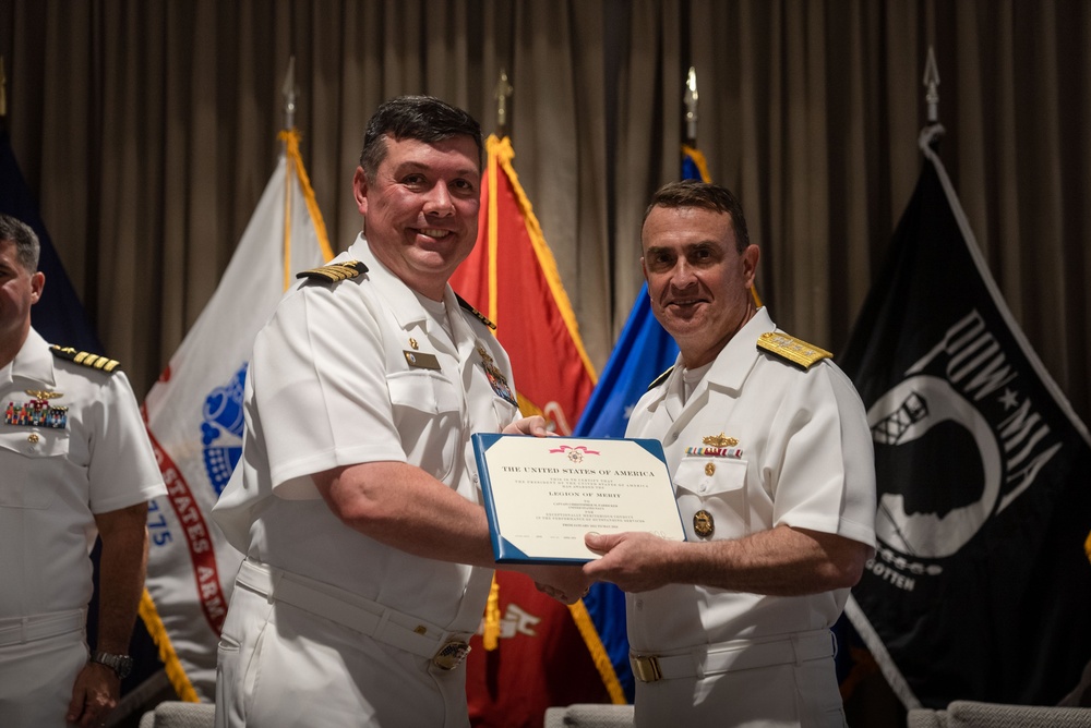 USS Kearsarge Holds Change of Command Ceremony