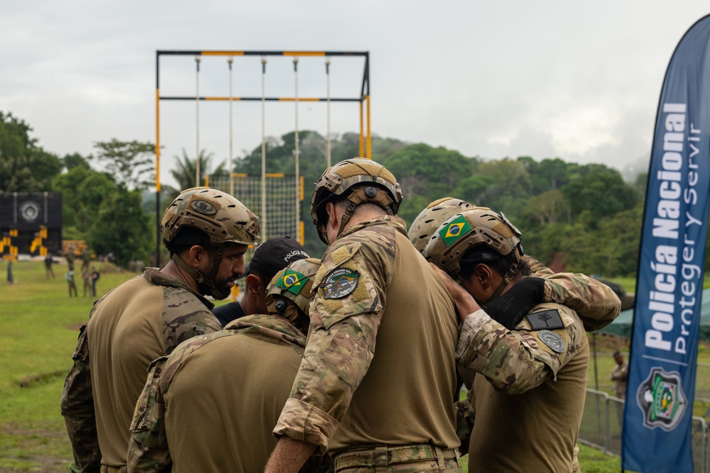 Competitors compete in Fuerzas Comando 2024 Obstacle Course