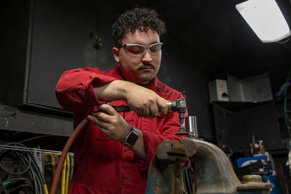 Sailors conduct technical training aboard Abraham Lincoln