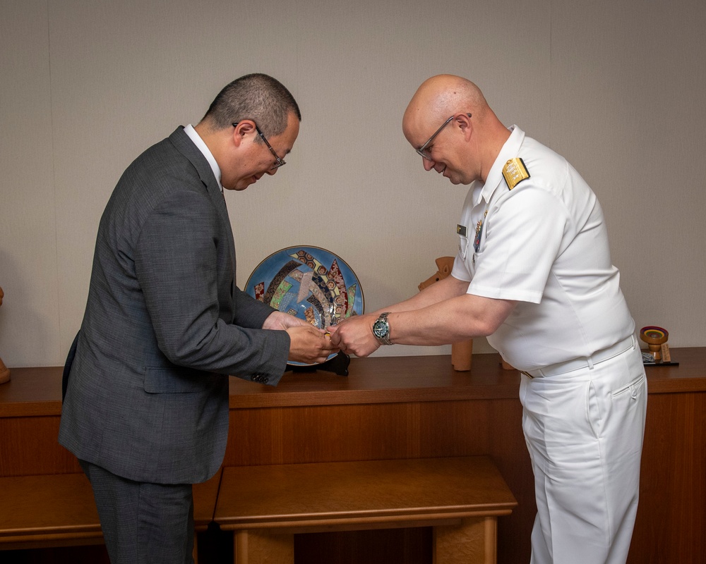 CNRJ Visits Fukuoka Consulate and Kyushu Defense Bureau