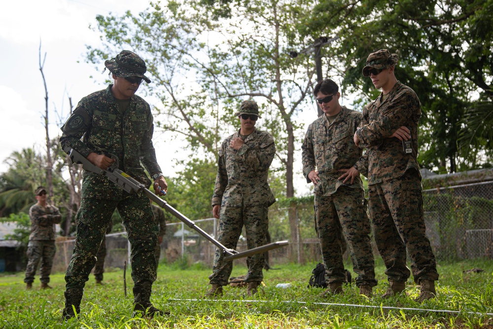 ACDC: MWSS-371 conducts Compact Metal Detector training during EOPS SMEE