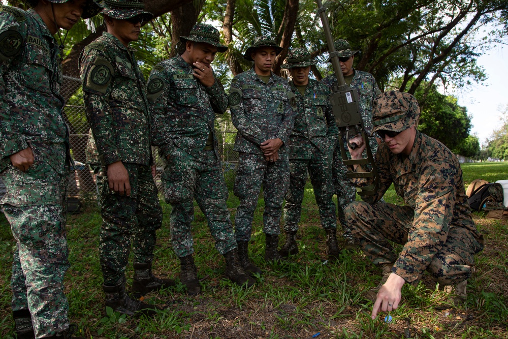 ACDC: MWSS-371 conducts Compact Metal Detector training during EOPS SMEE