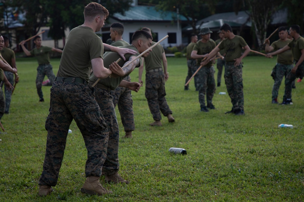 ACDC: 1/7, Philippine service members conduct martial arts training