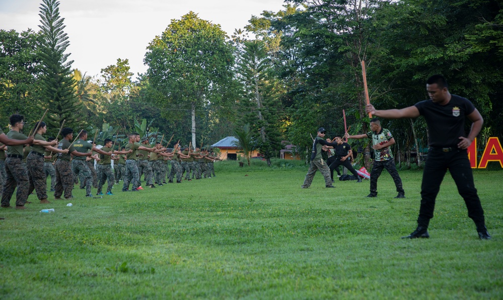 ACDC: 1/7, Philippine service members conduct martial arts training