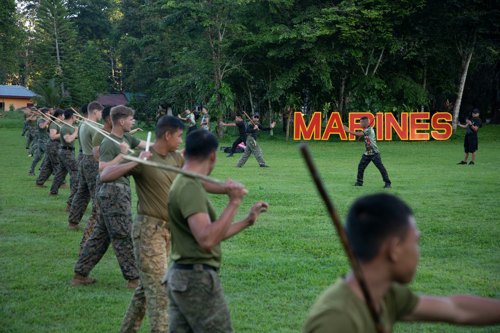 ACDC: 1/7, Philippine service members conduct martial arts training