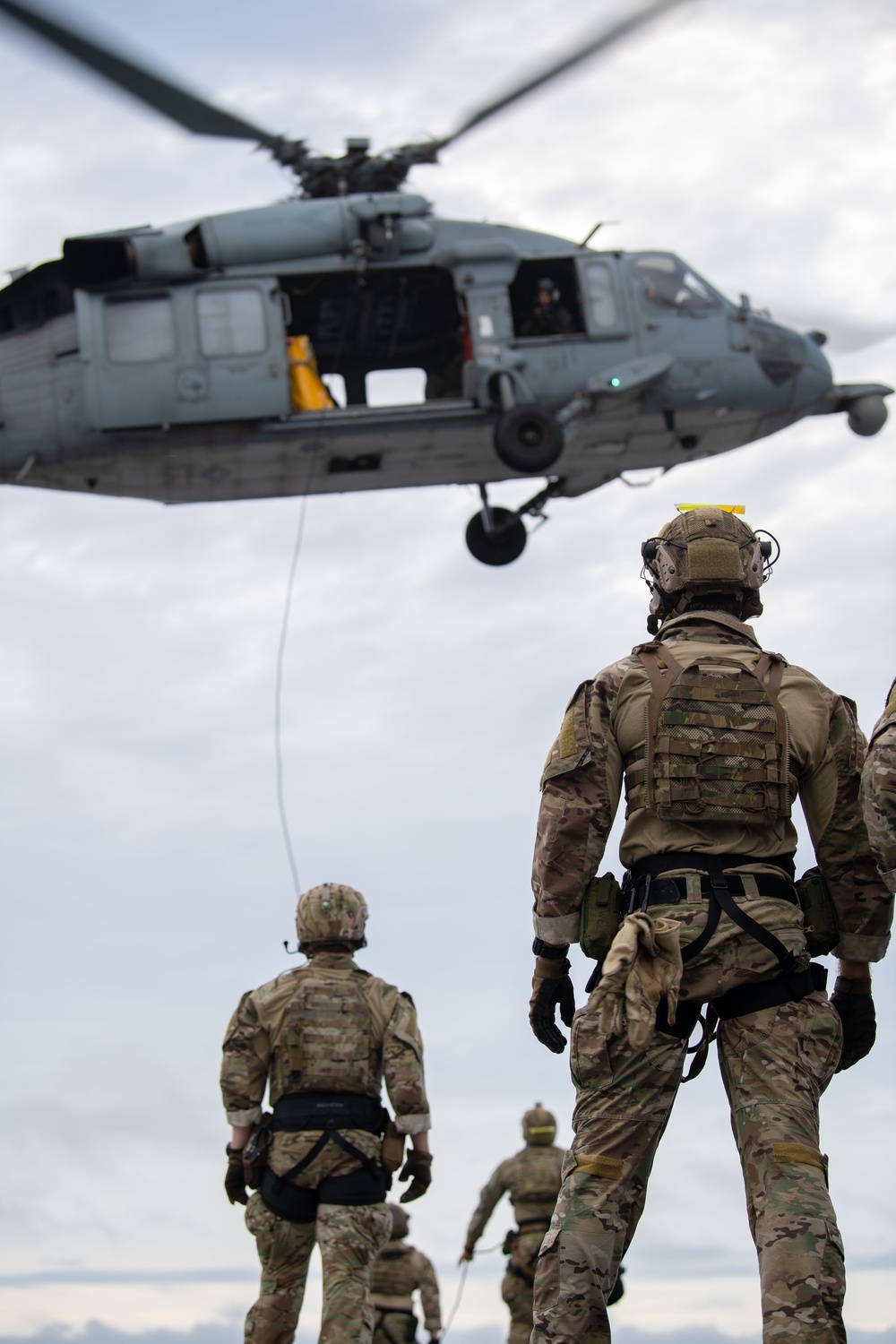 Members of EODMU 5 conduct a hoisting and rappelling exercise aboard USS Ronald Reagan (CVN 76)