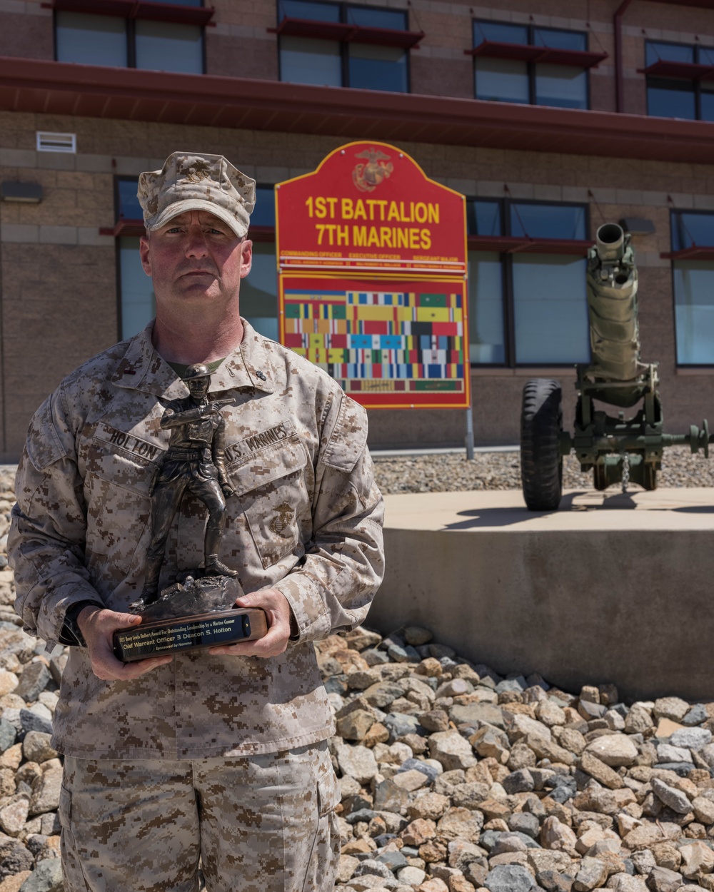 Gunning for excellence: 1st MARDIV Marine takes home Hulbert trophy for outstanding leadership