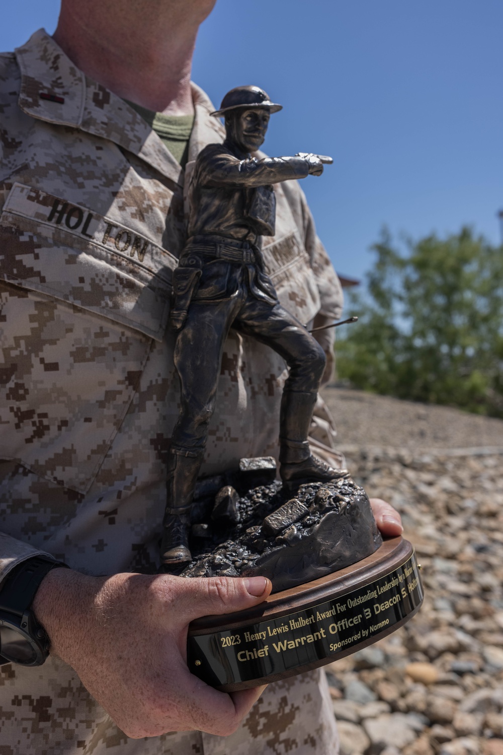 Gunning for excellence: 1st MARDIV Marine takes home Hulbert trophy for outstanding leadership