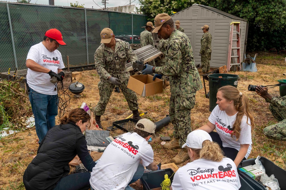 USS Carl Vinson (CVN 70) Sailors volunteer at the Boys and Girls Club of Fullerton, Richman Branch, with Disney VoluntEARS members during a community relations event during Los Angeles Fleet Week