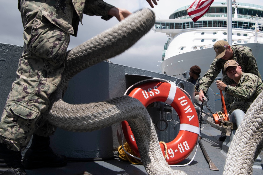 DVIDS - Images - USS Carl Vinson (CVN 70) Volunteers at USS Iowa Museum ...