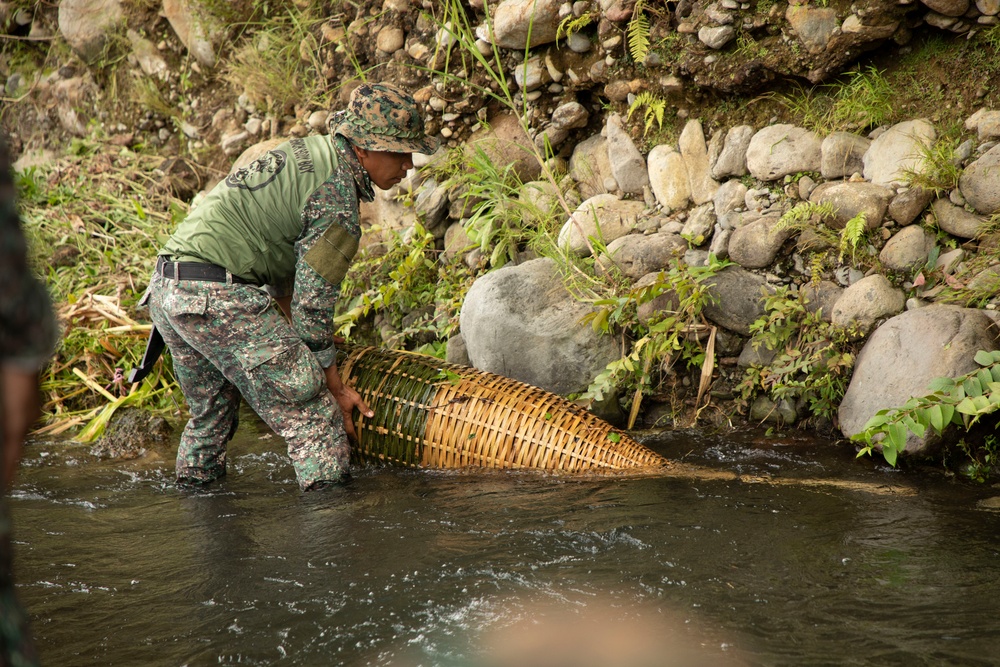 ACDC: 1/7, Armed Forces of the Philippines service members conduct jungle survival training