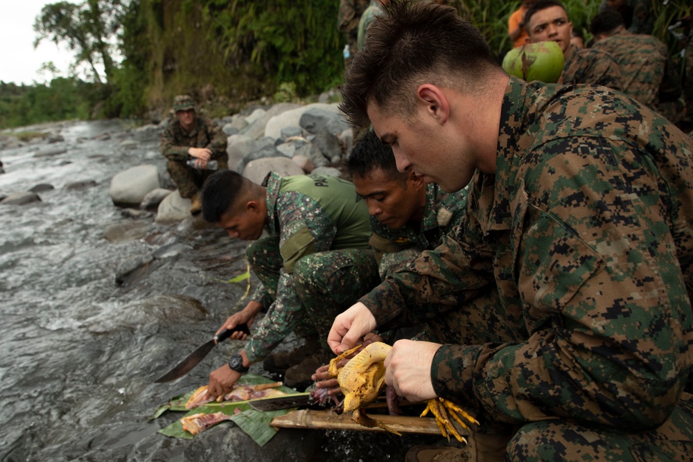 ACDC: 1/7, Armed Forces of the Philippines service members conduct jungle survival training